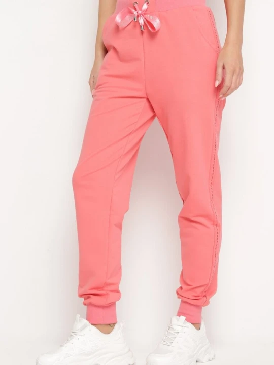 Zdjęcie produktu Różowe Spodnie Dresowe z Wyższym Stanem Ozdobnie Wiązane w Pasie Crisada Glo-story