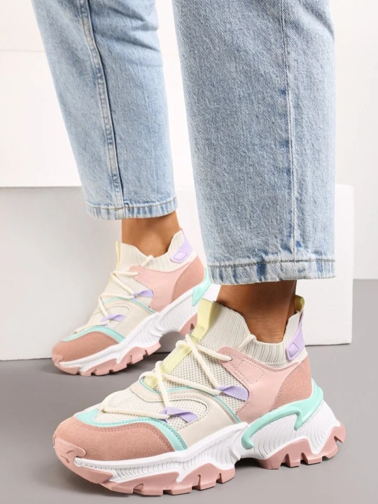 Zdjęcie produktu Różowe Wsuwane Sneakersy z Elastyczną Cholewką i Ozdobnymi Wstawkami Ihiannon