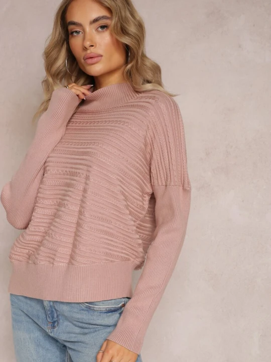 Zdjęcie produktu Różowy Asymetryczny Sweter z Wełną Ozdobiony Tłoczeniem Aurorrsa Wool Fashion