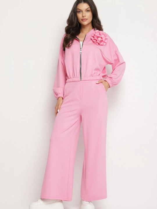 Zdjęcie produktu Różowy Komplet Dresowy z Wiskozą Szerokie Spodnie i Bluza ze Stójką i Broszką Redasena Pretty