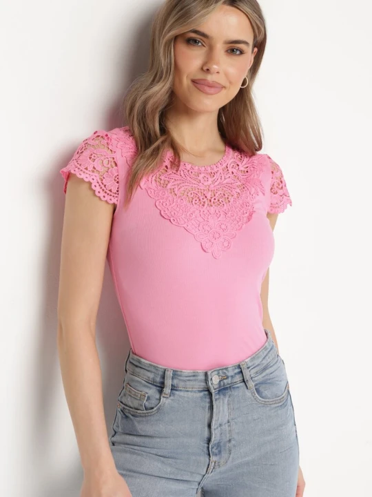 Zdjęcie produktu Różowy Prążkowany T-shirt z Koronkową Wstawką Glilama Fashion