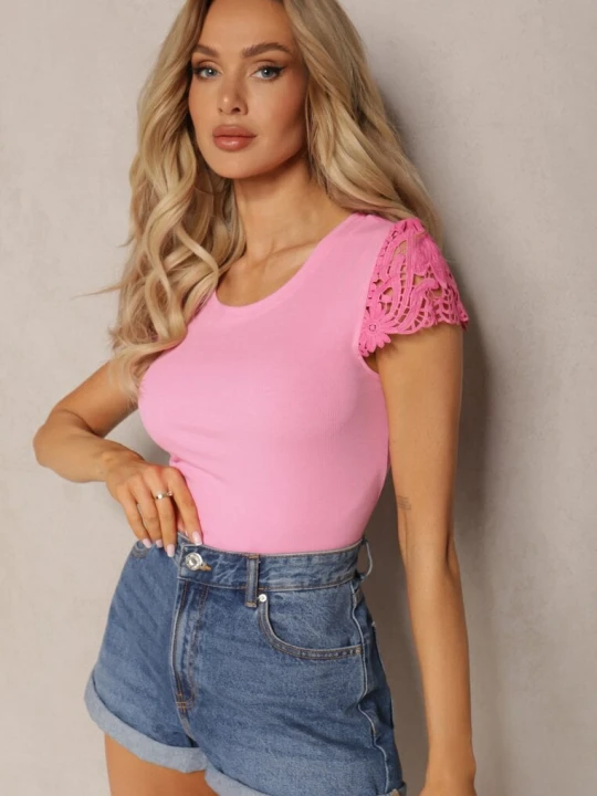 Zdjęcie produktu Różowy Prążkowany Top z Koronkowymi Aplikacjami Velsia Fashion