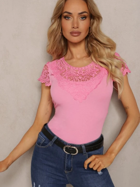 Zdjęcie produktu Różowy T-shirt z Prążkowanego Materiału z Koronkowymi Rękawami i Dekoltem Hlilada Fashion