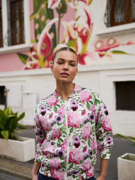 Zdjęcie produktu Rozpinana bluza w kwiaty różowa Moodo