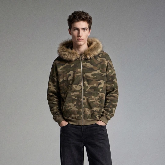 Zdjęcie produktu Rozpinana bluza we wzór camo z kapturem i futerkiem House