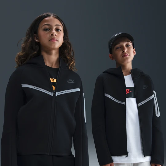 Zdjęcie produktu Rozpinana bluza z kapturem i akcentami o designie odbijającym światło dla dużych dzieci Nike Tech Fleece - Czerń