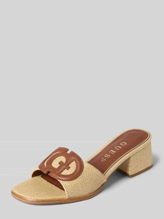 Zdjęcie produktu Sandałki z mieszanki skóry w imitacji łyka model 'CERINNA2' Guess Piaskowy