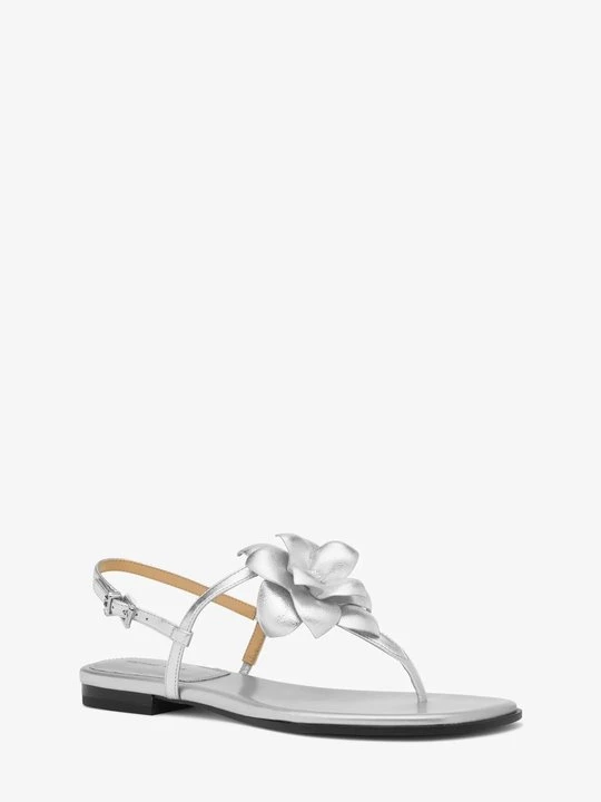 Zdjęcie produktu Sandały Jacie z metalicznej skóry z kwiecistą ozdobą na pasku w kształcie litery T Michael Kors SREBRNY (Srebrny)