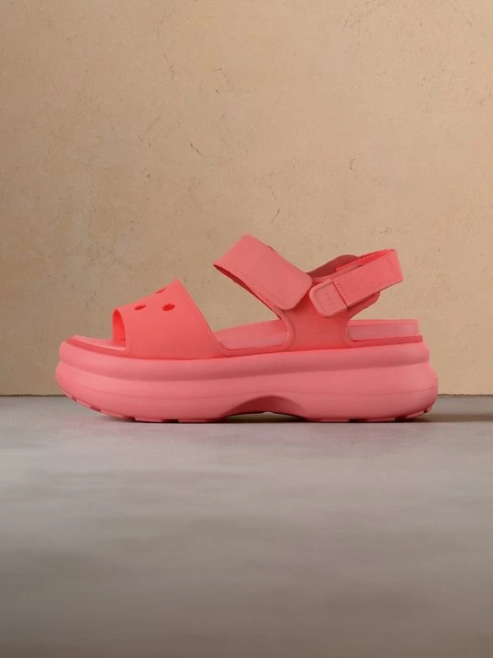 Zdjęcie produktu Sandały na platformie Crocs różowy
