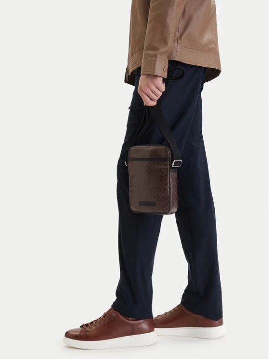 Zdjęcie produktu Saszetka Calvin Klein Emblem Aop Coated Slim Reporter LV04D3334G Brązowy