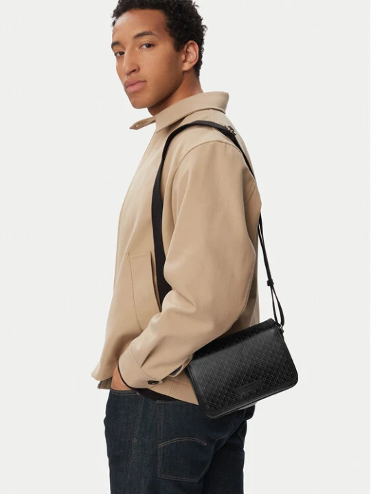Zdjęcie produktu Saszetka Calvin Klein Emblem Aop Coated Small Flap Mes LV04D3396G Czarny