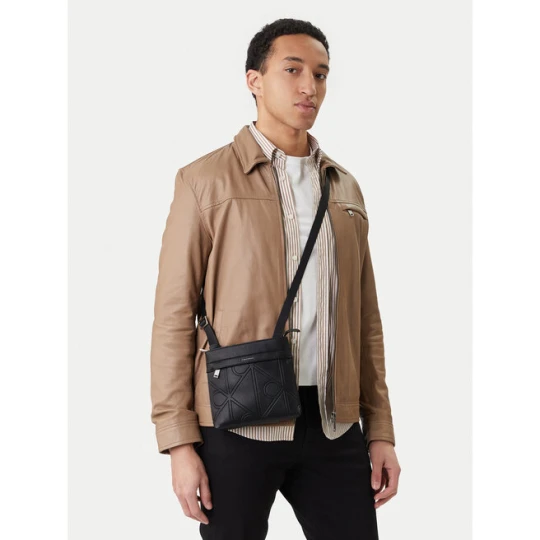 Zdjęcie produktu Saszetka Calvin Klein Emblem Emboss Slim Flatpack LV04D3370G Czarny