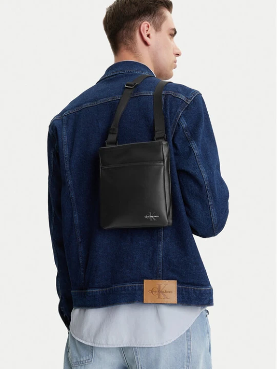 Zdjęcie produktu Saszetka Calvin Klein Jeans Mono Logo Flat Pack 18 LV04G3107G Czarny
