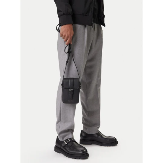 Zdjęcie produktu Saszetka Calvin Klein Leather Slim Flap Reporter LV04D3323G Czarny