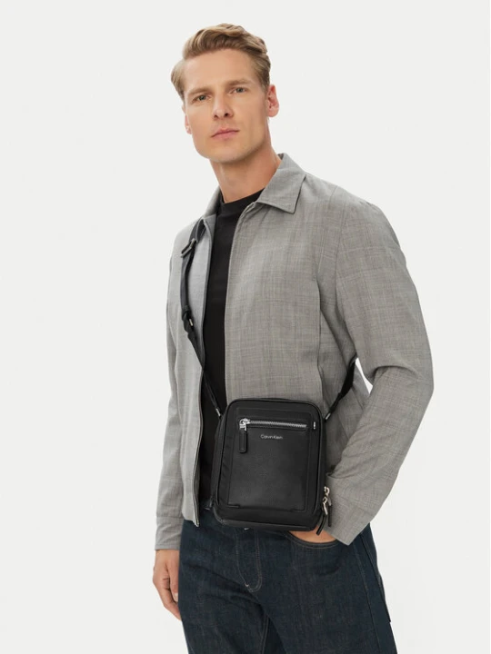 Zdjęcie produktu Saszetka Calvin Klein Ssnl Raised Logo Reporter LV04D3500G Czarny