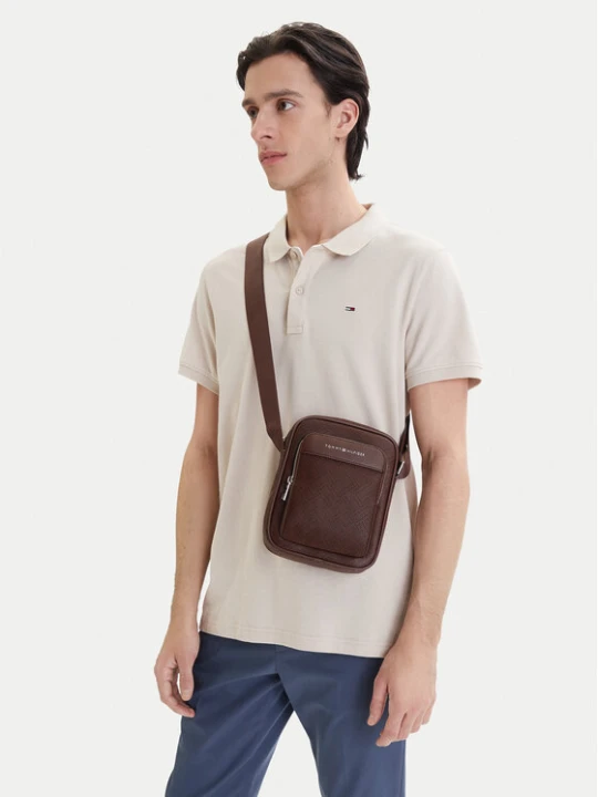 Zdjęcie produktu Saszetka Tommy Hilfiger Th Flag Monogram Mini Reporter AM0AM14138 Brązowy