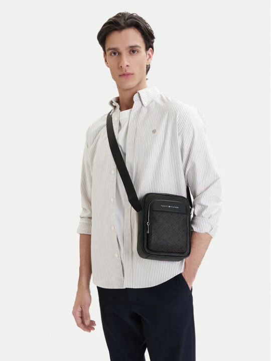Zdjęcie produktu Saszetka Tommy Hilfiger Th Flag Monogram Mini Reporter AM0AM14138 Czarny