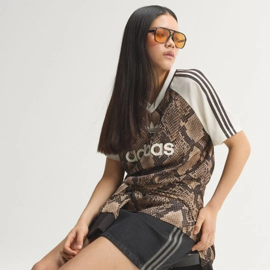 Zdjęcie produktu SATYNOWA KOSZULKA Z NADRUKOWANYM WZOREM SKÓRY WĘŻA Adidas beżowy