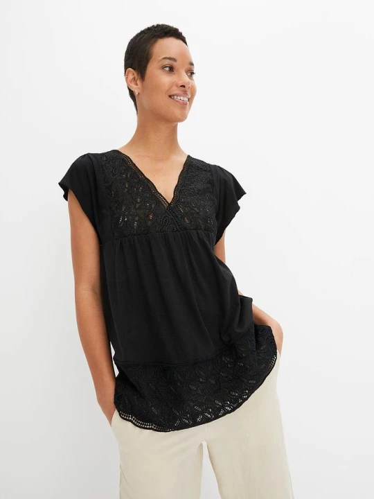 Zdjęcie produktu Shirt z koronką w dekolcie BonPrix czarny
