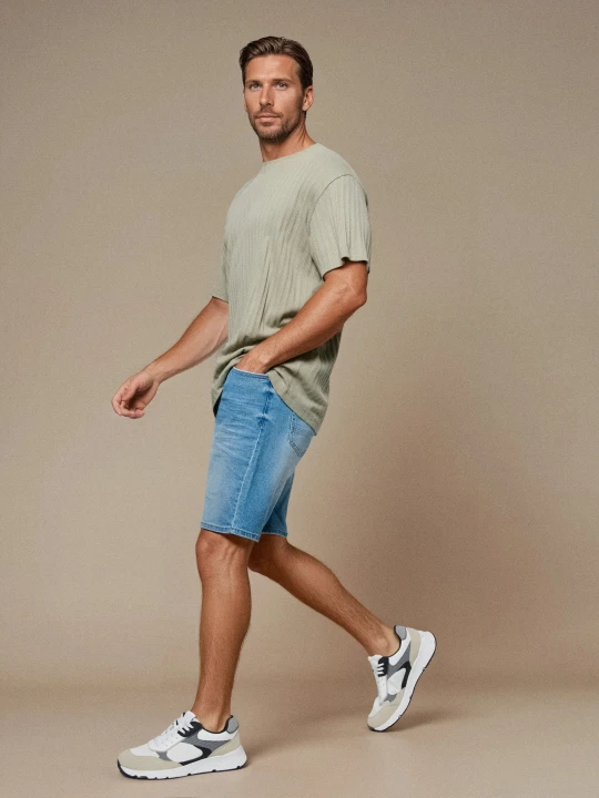 Zdjęcie produktu Sinsay - Jeansowe szorty slim fit z kieszeniami - niebieski