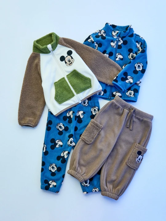 Zdjęcie produktu Sinsay - Polarowe spodnie jogger z kieszeniami sherpa i haftem Mickey Mouse - czerwony