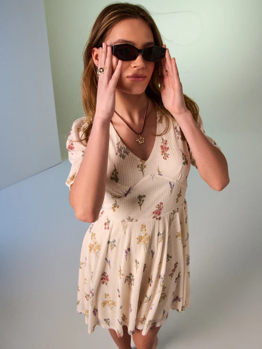 Zdjęcie produktu Sinsay - Rozkloszowana sukienka mini w kwiaty - wielobarwny