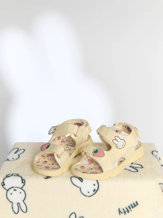 Zdjęcie produktu Sinsay - Sandały zapinane na rzepy z aplikacjami 3D Miffy - żółty