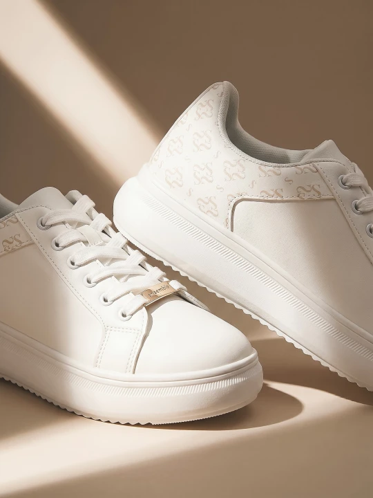 Zdjęcie produktu Sinsay - Sznurowane sneakersy z imitacji skóry, z monogramem - biały