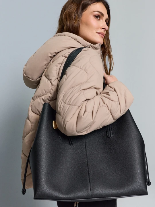 Zdjęcie produktu Sinsay - Torba shopper z imitacji skóry z zawieszką w kształcie serca - czarny