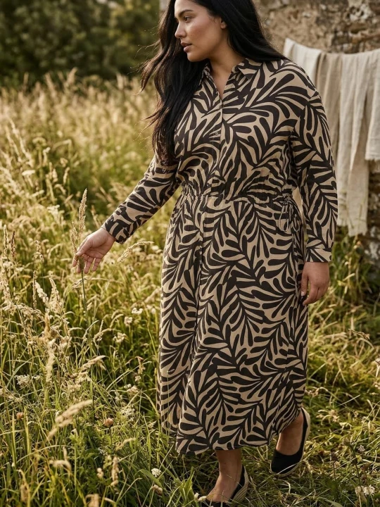 Zdjęcie produktu Sinsay - Wiskozowa sukienka w lisciasty wzór z wiązaniem w talii Plus Size - wielobarwny