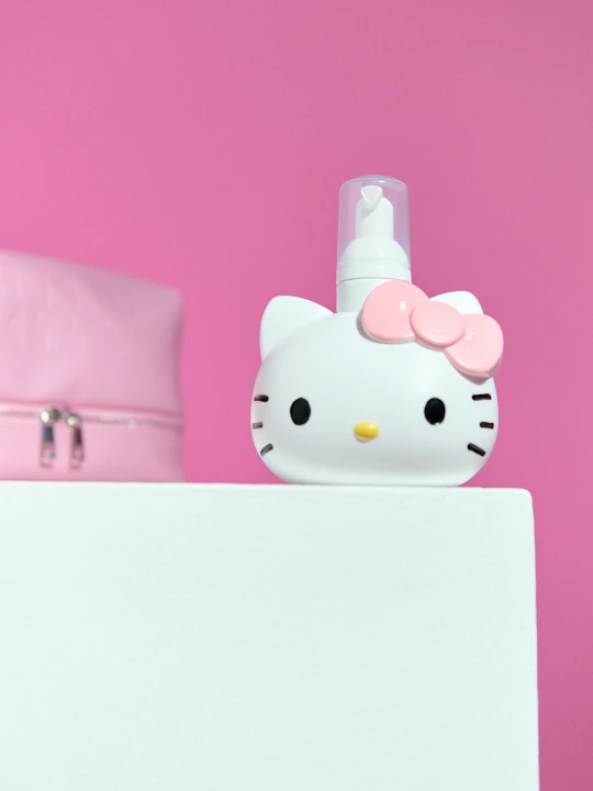 Zdjęcie produktu Sinsay - Żel pod prysznic o zapachu kokosowym z dozownikiem piany Hello Kitty - biały