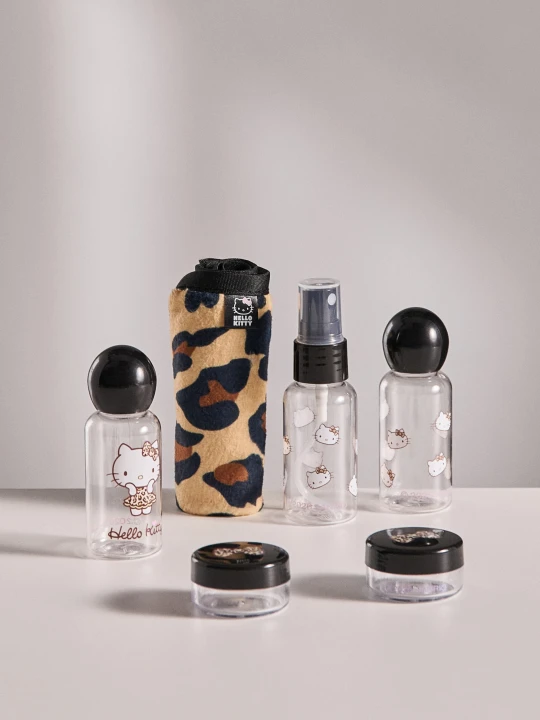 Zdjęcie produktu Sinsay - Zestaw pojemników podróżnych z ręcznikiem do twarzy i przeźroczystym etui Hello Kitty - czarny