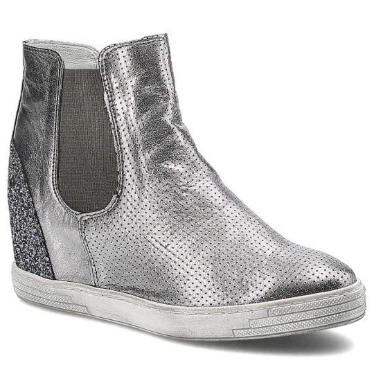 Zdjęcie produktu Sneakersy damskie Karino, naturalna skóra licowa z gumką i płaską podeszwą, srebrne, 1853-021-P