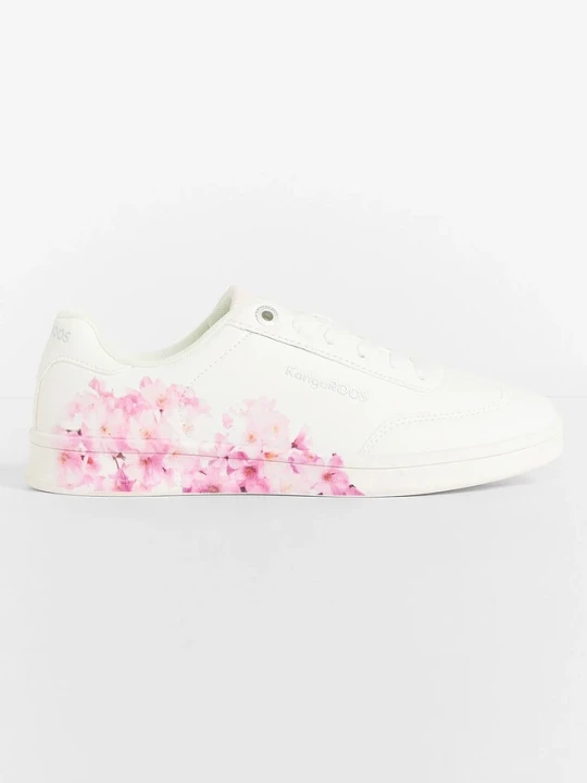 Zdjęcie produktu Sneakersy marki Kangaroos z nadrukiem w kwiaty BonPrix biały