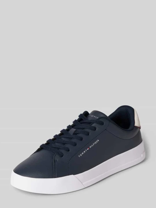 Zdjęcie produktu Sneakersy skórzane z detalami z logo Tommy Hilfiger Ciemnoniebieski