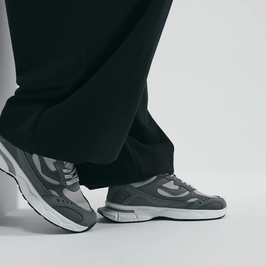 Zdjęcie produktu Sneakersy z detalami z imitacji zamszu House szary