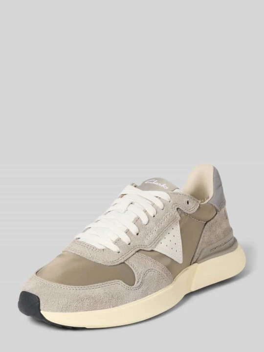 Zdjęcie produktu Sneakersy z powlekanej skóry z detal z logo Clarks Jasnoszary