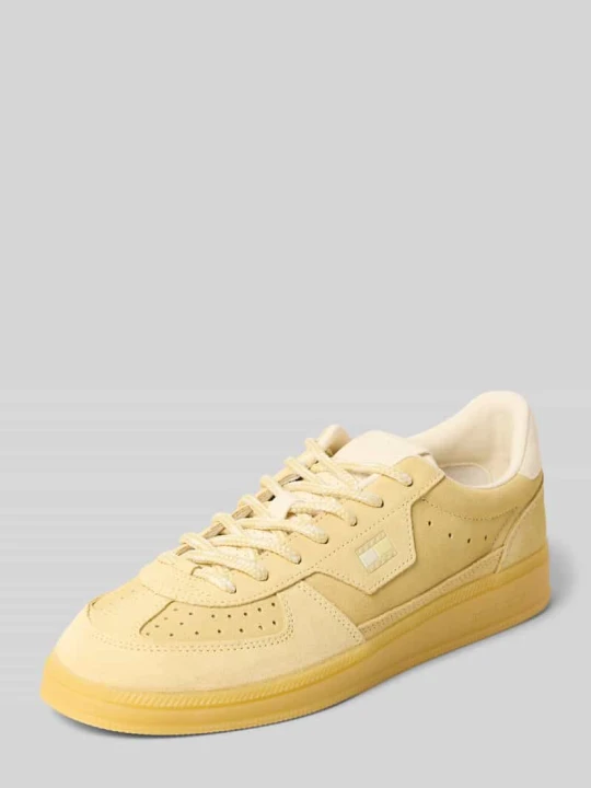 Zdjęcie produktu Sneakersy ze skóry welurowej z detalami z logo Tommy Jeans Piaskowy