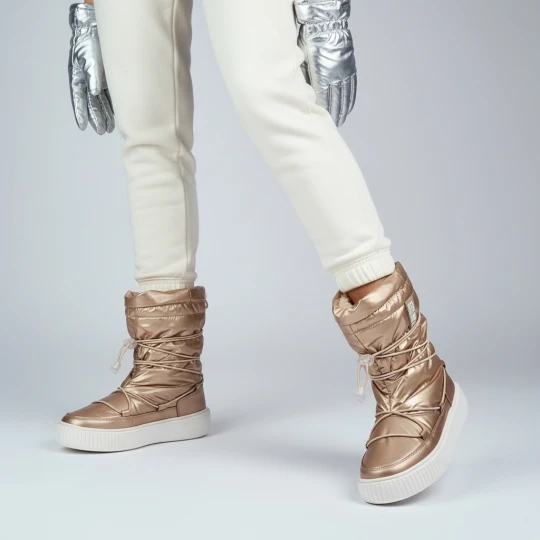 Zdjęcie produktu Śniegowce damskie Big Star, z połączenia materiału tekstylnego i syntetycznego z pikowaną metaliczną cholewką regulowanym sznurowaniem, beżowe, KK274