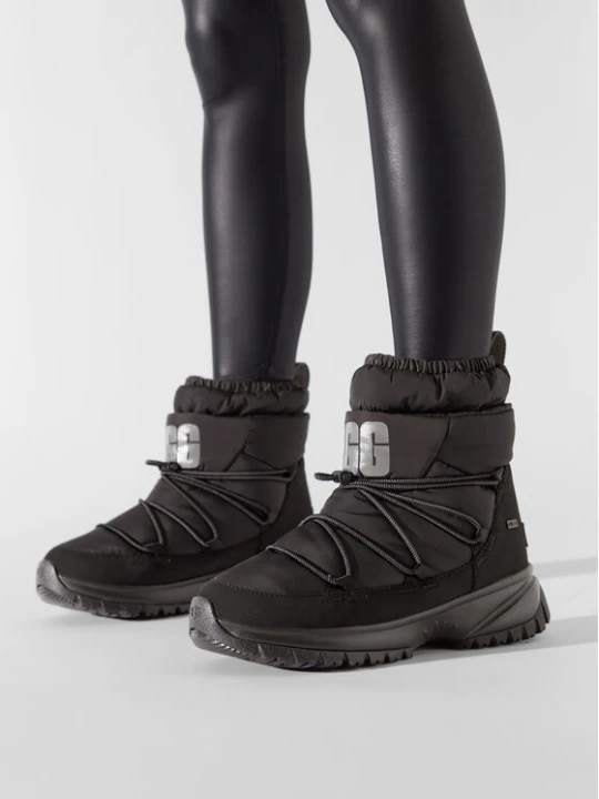 Zdjęcie produktu Śniegowce Ugg W Yose Ruffer Mid 1131978 Czarny