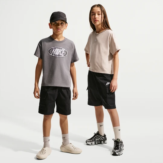 Zdjęcie produktu Spodenki cargo z tkaniny dla dużych dzieci Nike Club - Czerń