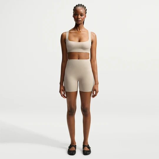 Zdjęcie produktu Spodenki damskie 12, 5 cm NikeSKIMS Studio Stretch - Biel