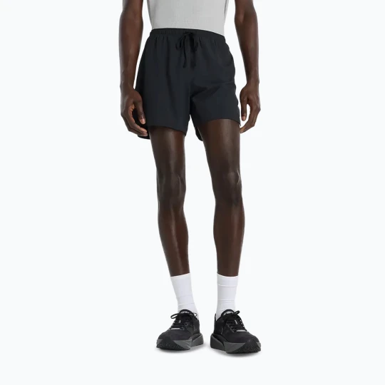 Zdjęcie produktu Spodenki do biegania męskie New Balance Run Essentials 5" black Czerwony