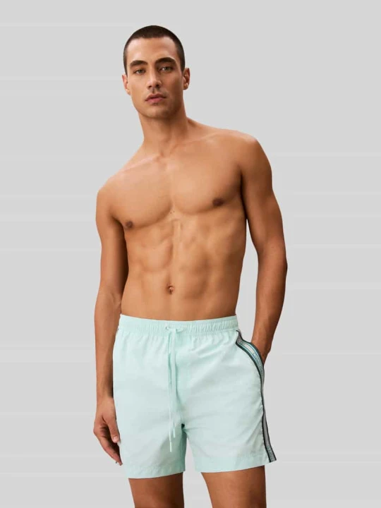 Zdjęcie produktu Spodenki kąpielowe o kroju regular fit z taśmą z logo Calvin Klein Turkusowy