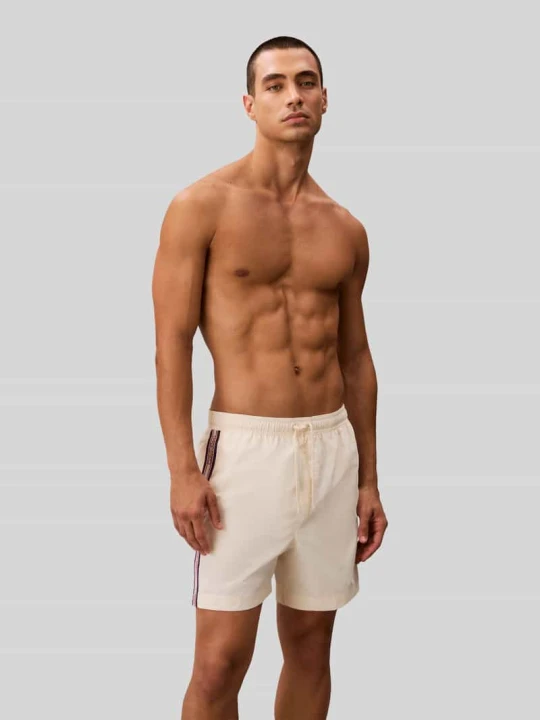 Zdjęcie produktu Spodenki kąpielowe o kroju regular fit z taśmą z logo Calvin Klein Złamany biały