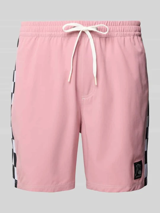 Zdjęcie produktu Spodenki kąpielowe o kroju relaxed fit z naszywką z logo Quiksilver Różowy
