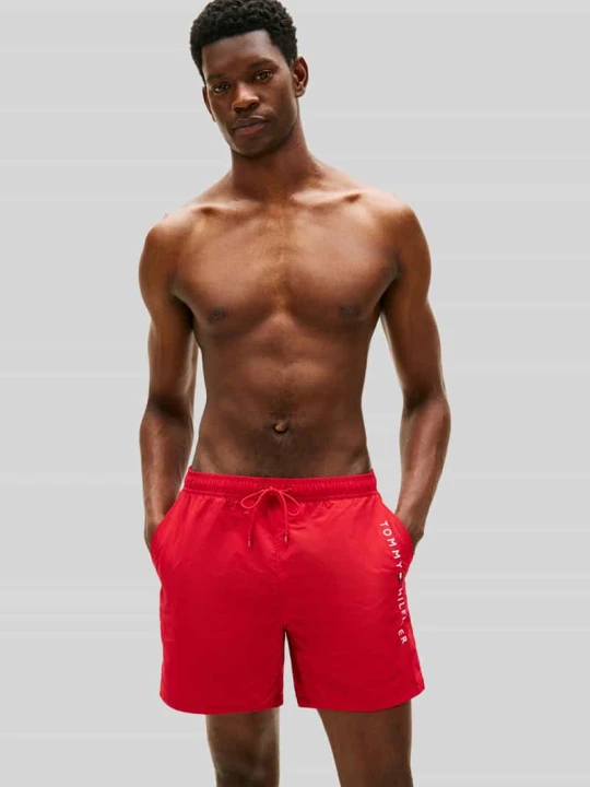 Zdjęcie produktu spodenki kąpielowe z nadrukiem z logo Tommy Hilfiger Czerwony
