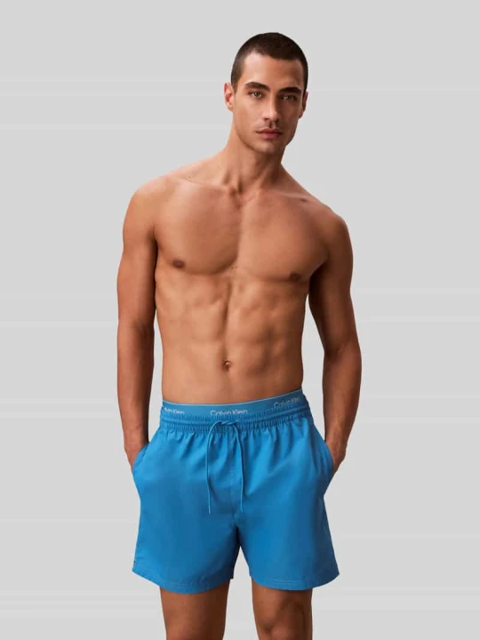 Zdjęcie produktu spodenki kąpielowe z pasek z logo Calvin Klein Jeansowy niebieski