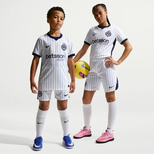 Zdjęcie produktu Spodenki piłkarskie dla dużych dzieci Nike Dri-FIT Inter Mediolan Stadium 2026/27 (wersja wyjazdowa) – replika - Biel