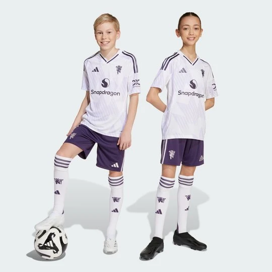 Zdjęcie produktu Spodenki wyjazdowe Manchester United 25/26 Adidas Aurora Plum